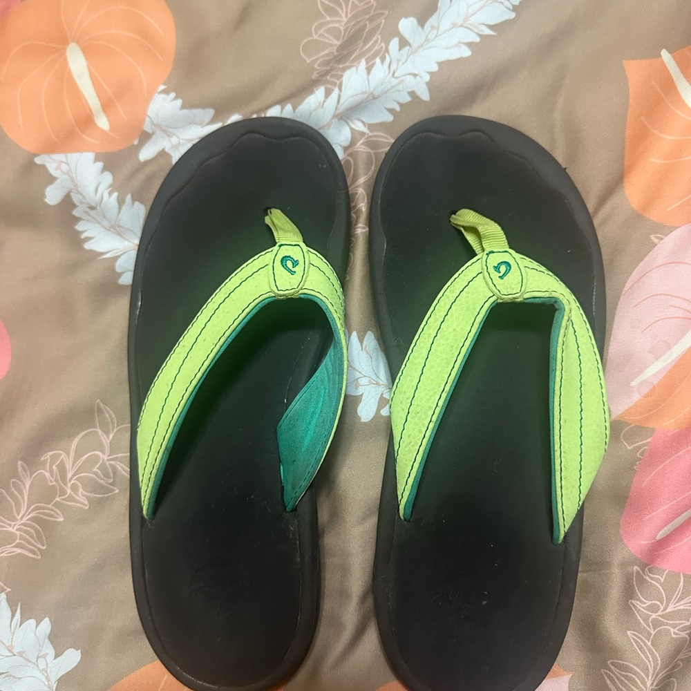 Womens Olukai Slipper Size 6. Used in good condition.